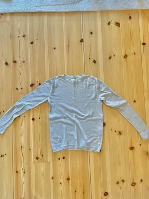 Ljusgrå stickad tröja Jack & Jones - Säljer en stilren ljusgrå stickad tröja från Jack & Jones. Tröjan har rund halsringning, långa ärmar och är tillverkad i ett mjukt, tunt stickat material. Perfekt för lager på lager och enkel att matcha med olika outfits.