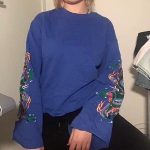 Blå tröja  - Kon blå tröja med kimono armar och broderade detaljer. Mycket gott skick. Färgen är lite starkare i verkligheten. 
