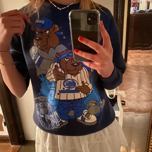 Sweatshirt  - Sweatshirt i storlek m men jag är normalt en s och den passar mig. Bra skick! Nypris 500 men finns inte kvar längre vad jag kunde se. Köparen står för frakten💙💙 högsta bud: 410 + frakt                                     Budgivningen avslutas torsdag kl 21:00
