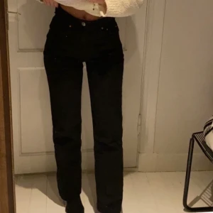 Gina jeans - Svarta raka/vida jeans från ginatricot i modellen ”90s high waist jeans” 🖤 storlek 34. nypriset är 599, de är i nyskick. Jag är 170cm <3