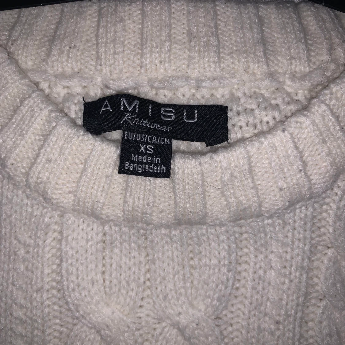 Vit stickad tröja med öppna axlar - 90