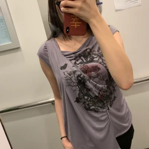 Topp i storlek L - Tops i storlek L.  fin skick, finns hämta i Stockholm, kan även skicka via post