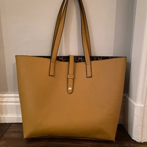 Väska  - Snygg väska med leopard mönster inuti! Superbra storlek får plats med dator, böcker och mer. Behöver tyvärr sälja då den inte längre får plats i garderoben. 