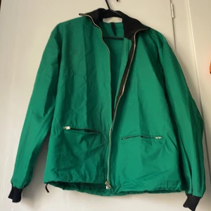 Secondhand vindjacka - Perfekt för våren och sommaren, lätt och i en härlig färg