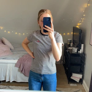 Svart/vit randig T-shirt - Knappt använd randig T-shirt från levis i slim passform