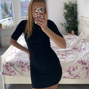 Svart ribbad klänning - Säljer en svart ribbad klänning i strl XS. Fint skick! Köpare står för frakt💌