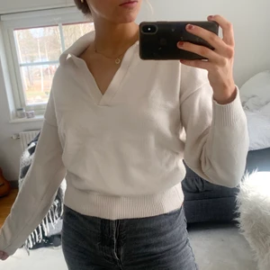Zara tröja - superpopulär och trendig Zara tröja i cremevit!💞 helt slutsåld. Fint skick, fanns ett pyttelitet hål under högra ärmen typ men det är lagat med smygsöm och syns knappt (se bild 3). Lappen är bortklippt då jag tyckte den var ivägen men har för mig att det är strl M eller möjligtvis S! Passar för mig som brukar ha XS/S iaf💞❤️ LEDANDE BUD: 300 kr 