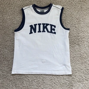 Nike väst - HÖGSTA BUD: 190+ frakt! Sååå fin vintage Nike väst i storlek M!💖😁 Den är i nyskick men har en pytteliten fläck, se bild 3, som knappast syns! ✌🏼 Buda på! KÖP DIREKT FÖR 300+frakt Budgivningen slutar 3 Mars 15:00