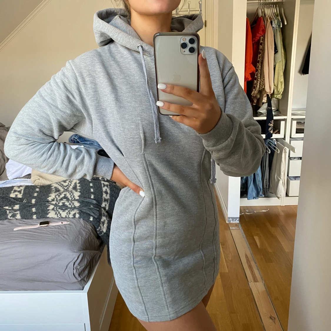 Grå hoodie-klänning 