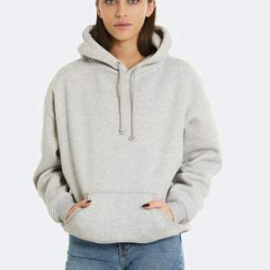 Säljer denna gråa hoodie ifrån bikbok.                                   Köpte den för 300 kr, säljer den för 50 kr + frakt 