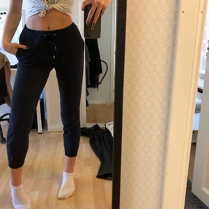 Mjukisbyxor från Cubus - Mörkblå mjukis från Cubus💙 tyvärr för små och korta för mig (är 187 cm)! Inte särskilt använda, bra skick! Frakt tillkommer📦 