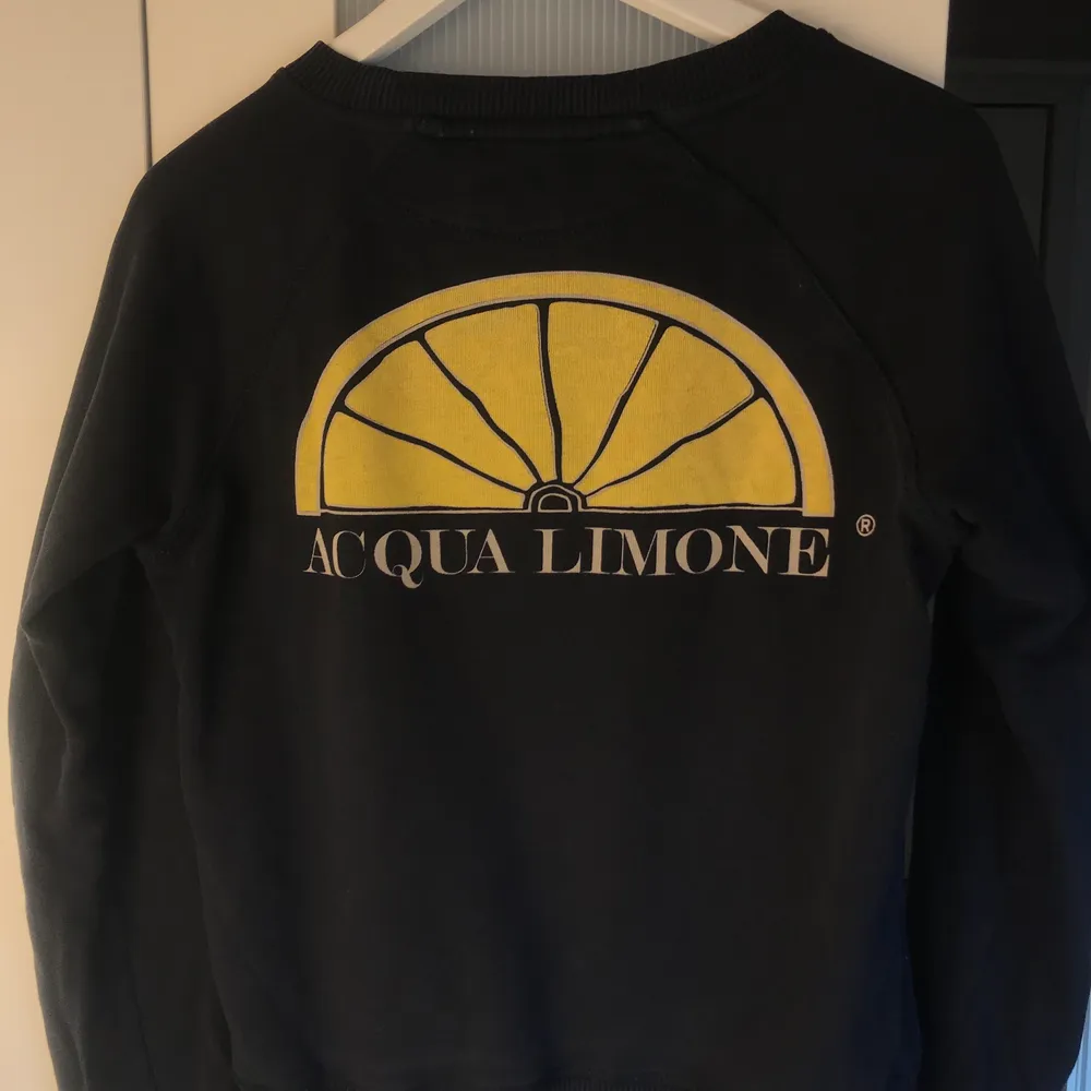 supersnygg långärmad tröja från märket acqua limone i en mörkblå färg 💖 endast använd några fåtal gånger, nypris 599 kr. Tröjor & Koftor.