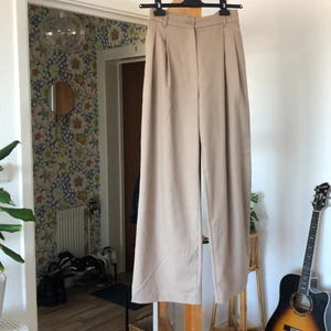 SLUTSÅLDA Monki Wide leg pleated trousers kostymbyxor - Sköna, oversized kostymbyxor, knappt använda 💗 frakt ingår!