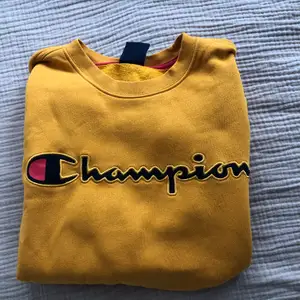 Senapsgul sweatshirt från Champion. Endast använda någon gång. 