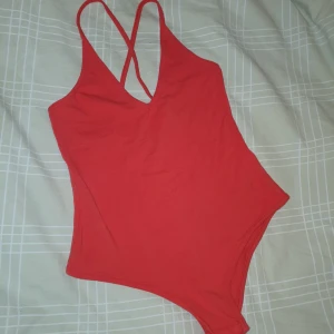 Röd body - Super fin body, knappt använd.