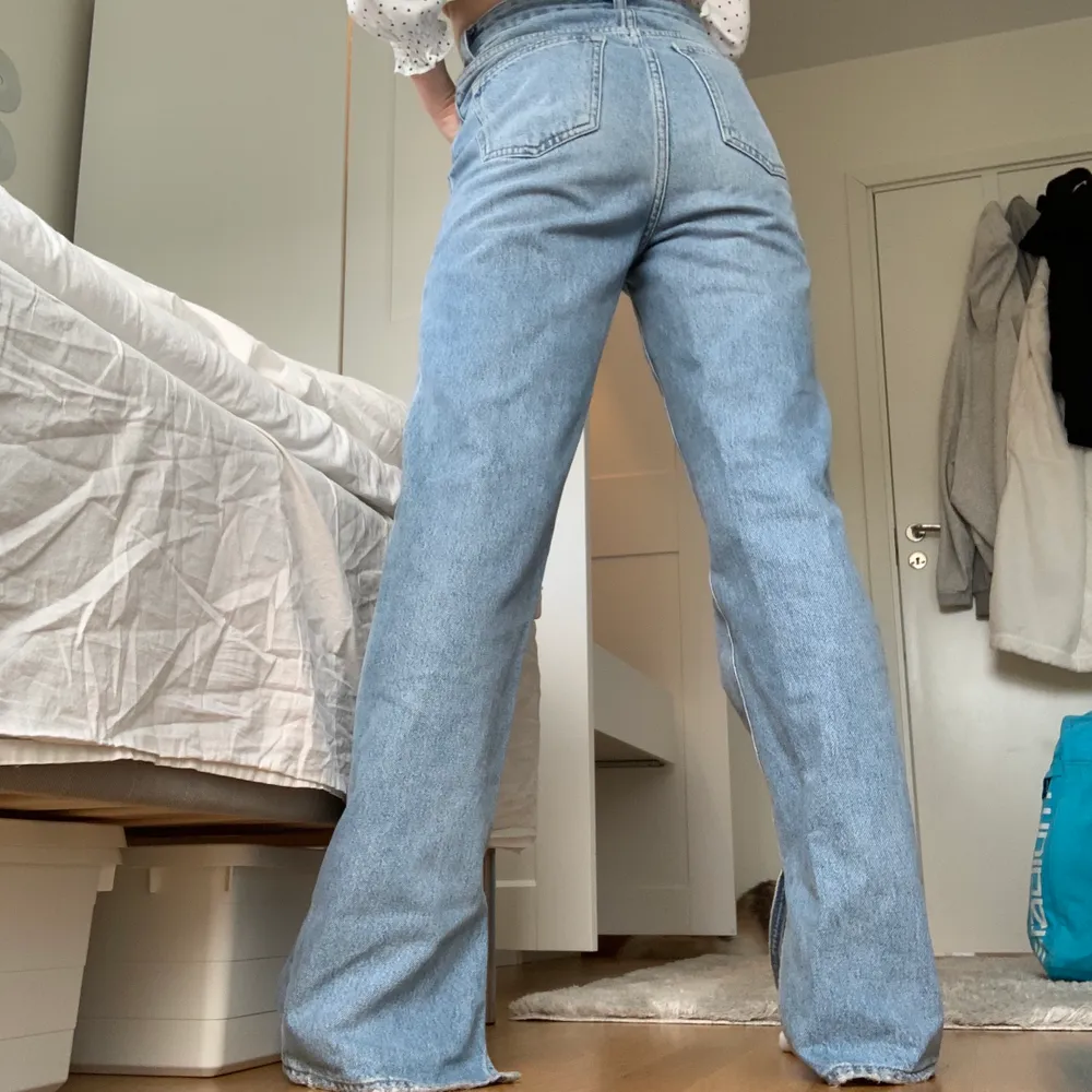 Säljer mina jeans från hm med slits. Använda men i fint skick! Sitter bra på mig som normalt är xs, jag är 163 och byxorna är lite långa i benen för mig men funkar bra med ett par skor! Pris kan diskuteras vid snabb affär💕. Jeans & Byxor.