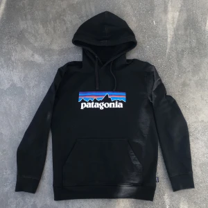 Patagonia Uprisal hoodie - Patagonia hoodie. Lätt använd men i mycket bra skick. Storleken är Medium men den är rätt liten i passformen. Nypris ca 900 kr. Finns i Uppsala. (Priset är förhandlingsbart)