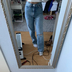 Straight leg jeans  - Säljer dessa super snygga jeans i modellen taiki från monki! Då jag inte använder dessa samt är lite långa på mig som är 158 så säljer jag de. Är använda 1 gång så gott som nya! Tar emot swish och köparen står för frakt!
