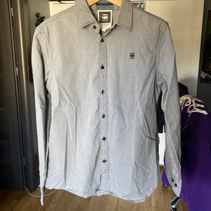 G-STAR RAW skjorta  - Skjortan är i storlek large, men passar mer medium ifall man gillar att den inte sitter så tight. Skjortan är i perfekt skick då den knappt har används. Behövs ändast att strykas 😎