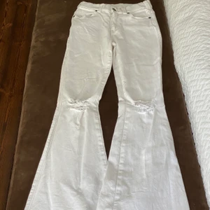 Vita bootcut jeans  - Snygga vita bootcutjeans med hål. Bra skicka och orginalpris 400kr från dr.Denim. 