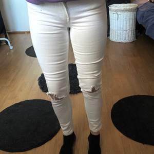 Vita jeans ifrån Bikbok. Använda en gång och är i ny skick. Säljer pågrund av för liten storlek. Köparen står för frakten.