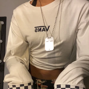 Vans longsleeve men shackrutor på ärmar - Köpte i USA för typ 2år sedan, använder ej. Den är längre men på bilden har jag knutit upp den. (Köparen står för frakt)