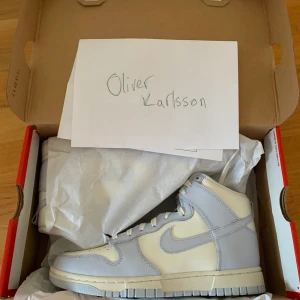 Nike Dunk High Football Grey - Nike Dunk High Football Grey Storlek 39, helt nya 2199kr inklusive frakt.  Kontakta mig vid eventuella frågor!