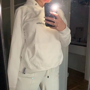 Champion hoodie - Säljer pga den inte kommer till användning. Lite vintage stil på den🌸 storleken är lite oklar men skulle säga att den sitter som en XS/S