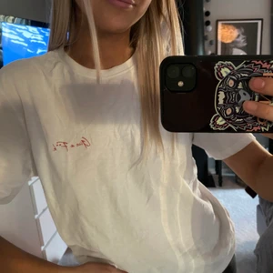 Nakd - Vit T-shirt från nakd med Zara Larsson💖 tryck på bröstet och nere i vänsta hörnet på ryggen, storlek Xs men är oversized
