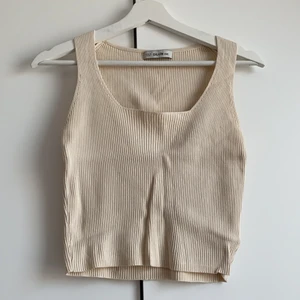 Croppat linne - Croppat linne med fyrkantig skärning, aldrig använd - endast testad. Är i onesize men skulle säga att den passar en M kanske L. Väldigt stretchig.