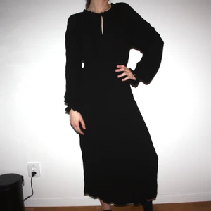 Klänning Kappahl 34 - Svart klänning från Kappahl. Storlek 34. Mudd i midjan. Nypris 399:- lapp kvar. Knäppning i halsen.