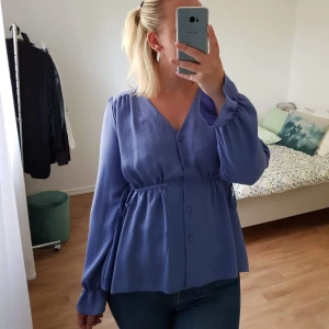 PRIMARK BLUS  - Härlig blå chiffong blus från Primark. Super fin till vår & sommar! Bara använd knappt en handfull gånger så i fint skick! 