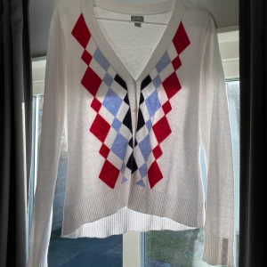 Rutig Kofta❤️💙🤍🖤 - Köpt här på plick, använd fåtal gånger! Köparen står för frakt, hör av er för fler bilder💘 Står M men sitter snyggt på mig som är XS/S också☺️