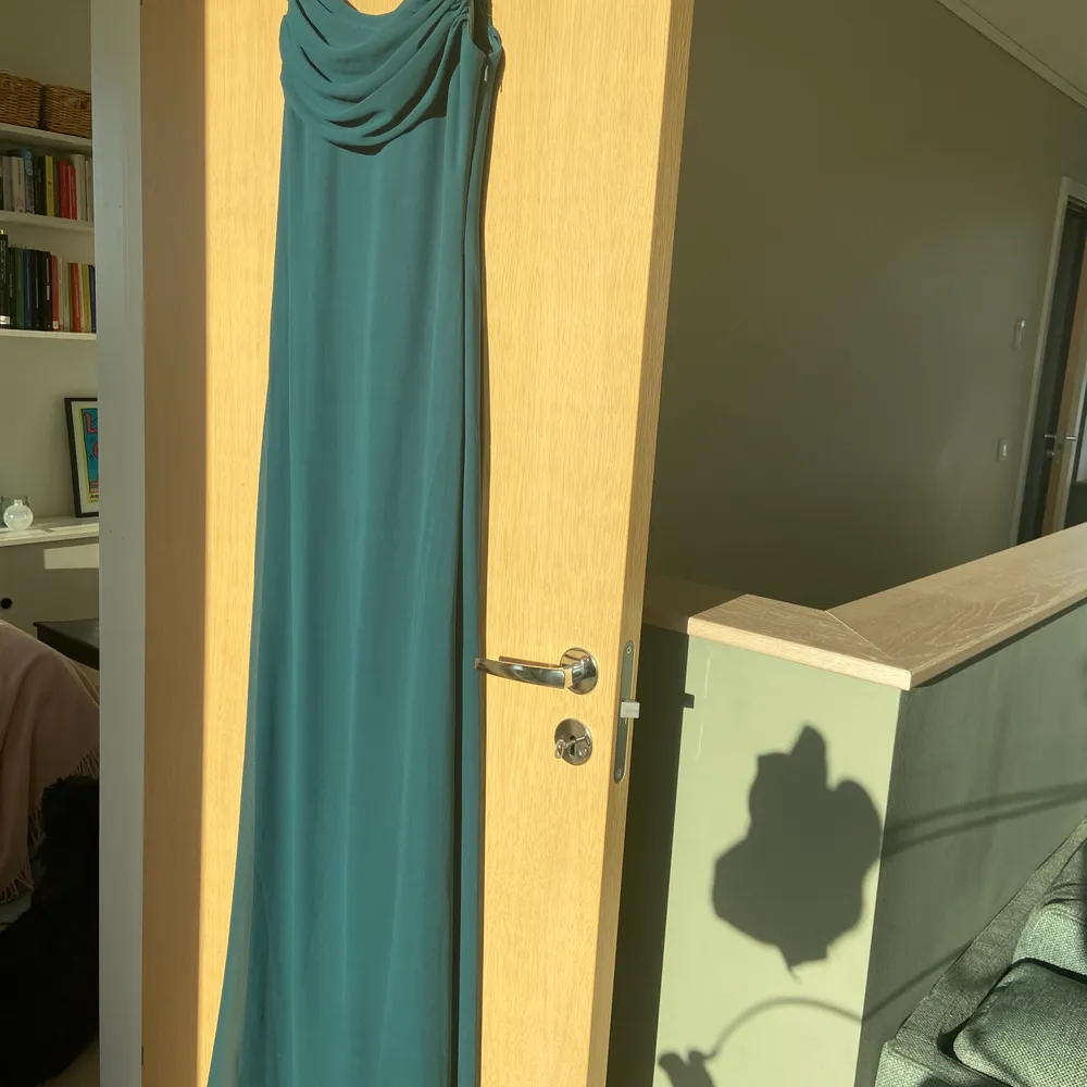 Grönblå balklänning från Lulus. Använd en gång, nypris 1500. Storlek 2, passar mig som är XS/S. Är 165 cm. . Klänningar.