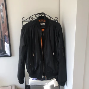 Bomberjacka - Superfin bomberjacka i bra kvalité. Använd Max 2 gånger så i superskick! Storlek L, nypris 499kr
