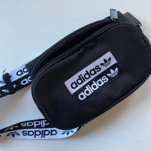 Adidas magväska  - I princip aldrig använd! Justerbart band och två fack 