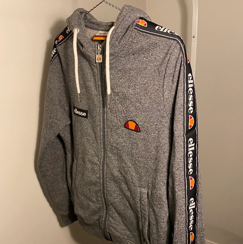 Oanvänd hoodie från Ellesse i storlek 36.. Huvtröjor & Träningströjor.
