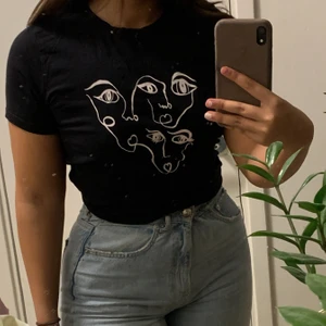 Black tee  - Säljer denna helt oanvända t-shirt med tryck från NAKD. Går att matcha på massa olika sätt