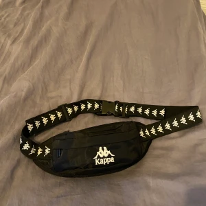 Kappa väska  - Cross over väska/magväska från märket kappa