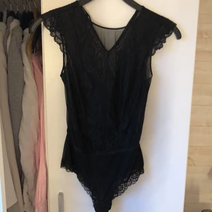 Body - En svart snygg spets body som är as snygg att ha till ett par högre byxor, perfekt till fest. Hör av er vid intresse! Kramis✨🦋 