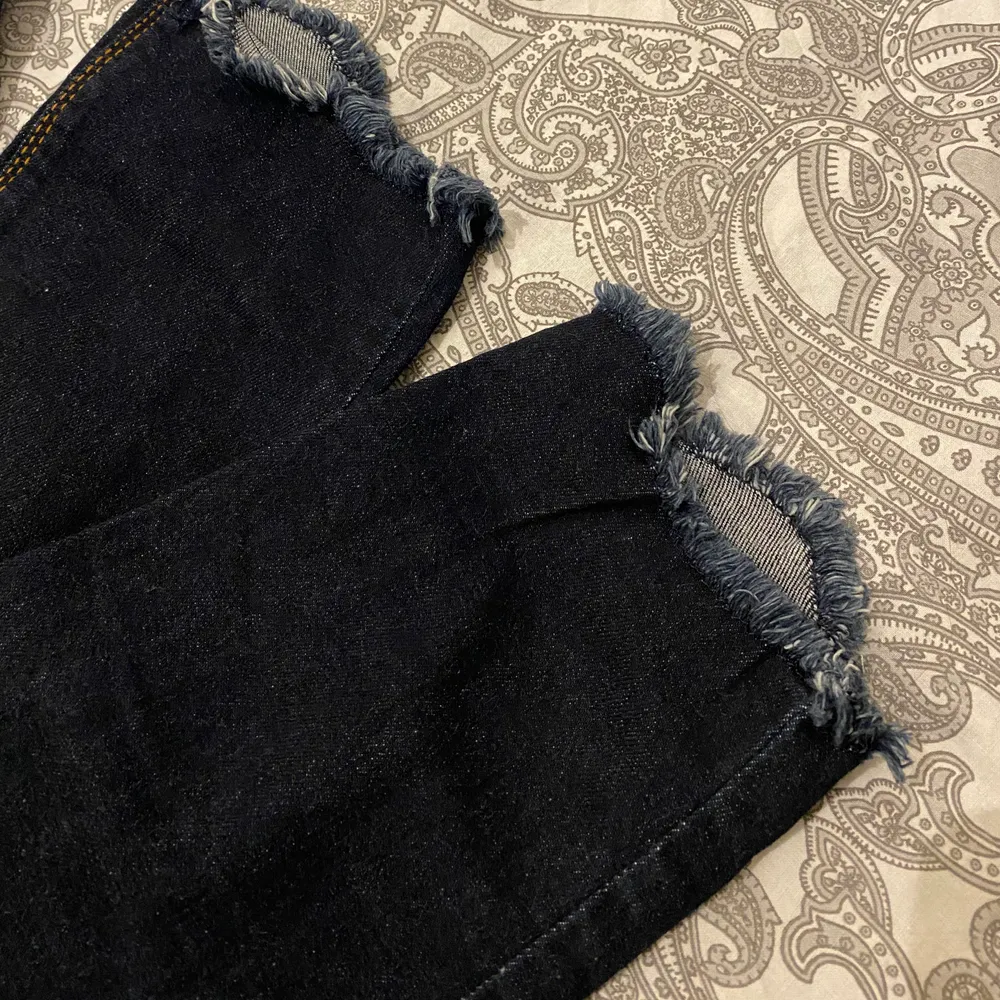 Superfina jeans i mörkblått. Storlek 27/30. De är knappt använda så nyskick! . Farkut & Housut.