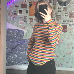 Regnbågig tröja från Monki - Köpte second hand men har tyvärr inte kommit till användning! Buda!