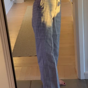 Rutig kostymbyxa från arket  - Rutig kostymbyxa från arket, använda fåtal gånger. Rak modell med pressveck, styvt material med bra kvalite. Vanliga storleksmått,  Säljer för 100kr först till kvarn!