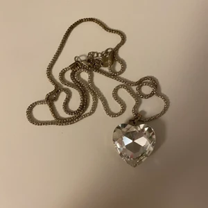 Halsband med hjärta - Halsband med stort hjärta, liknar den i titanic fast annan färg, fri frakt✨