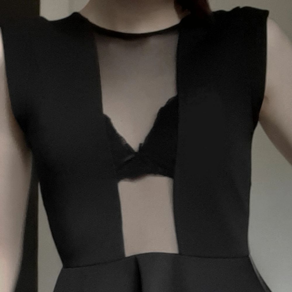 Kort svart klänning från Topshop, med genomskinlig rand där fram och genomskinlig rygg. Har lite vaddning i axlarna och en fin form! Köpare betalar frakt, betalning görs via Swish. Klänningar.