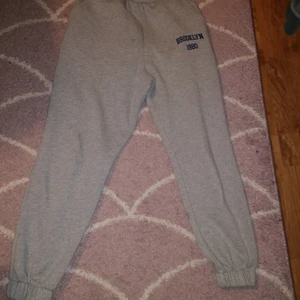 Mjukisbyxor från Zara strl s - Mjukisbyxor från Zara  frakt ligger på 66 om inte man möts upp. Ställ frågor vid inresse. Pris kan diskuteras kom med egna priser om ni vill