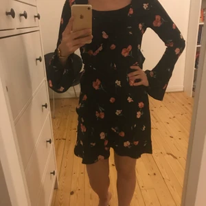Blomig klänning storlek 36 - Blommig klänning storlek 36. Aldrig använd (Lapp kvar), nytt pris 249 kr, mitt pris 150 kr. Köparen står för frakten. 