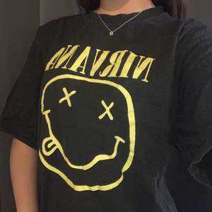 Svart oversized Nirvana t-shirt XL, men passar oversized på XS-M