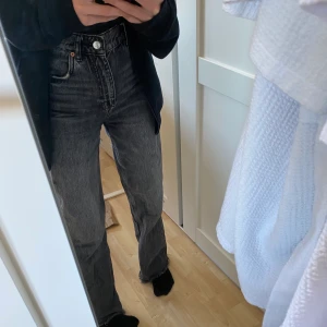 Gråa jeans - Säljer dessa väldigt populära gråa zara jeans som tyvär är för stora för mig, jag är 162cm💕 Jeansen är helt slutsålda!!