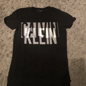 Calvin Klein T-Shirt Svart  - En Calvin Klein T-shirt i bra skick. Sällan använd och i storlek Small. 